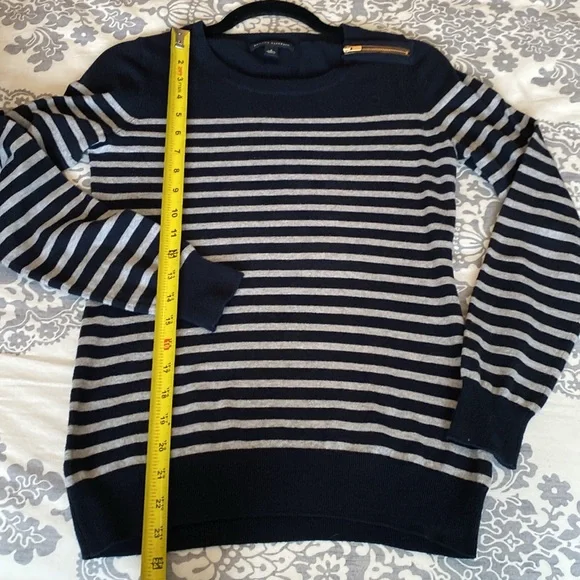 Banana Republic sweater size small. - Picture 2 of 4